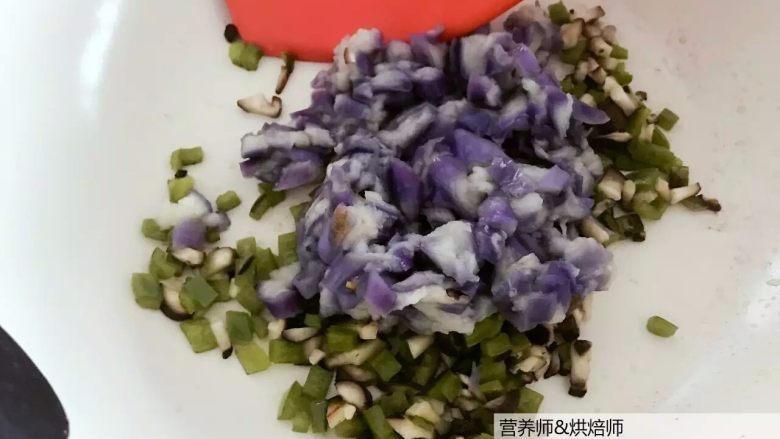 宝宝辅食：宝宝版炒茄泥,下茄子泥，翻炒均匀。