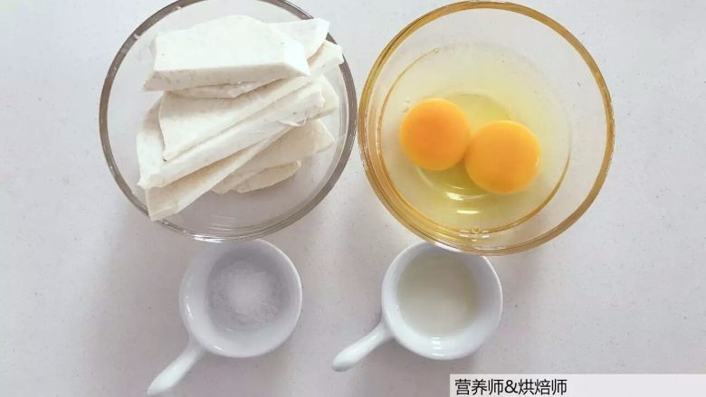 宝宝辅食:芋头蛋卷-好好吃早餐,元气满满地开始一天吧!10M+,准备好所有食材,把芋头去皮切成薄片备用。
》小芽用的是香芋哈,常规小芋头也是可以滴。