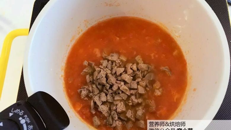 宝宝辅食:番茄鸡肝/猪肝汤,继续煮开后,关火焖2分钟即可,此时1岁以上的小宝贝可以加少许盐调味。