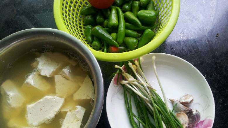 青椒番茄烩豆花,准备食材