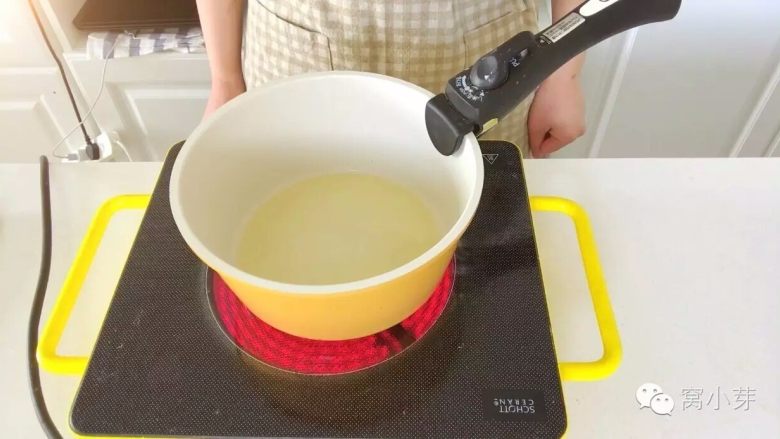 宝宝辅食:啊呜一口,入口即化的棉花蛋糕!,一、烫面蛋黄糊制作
3、将玉米油放入小汤锅中加热.