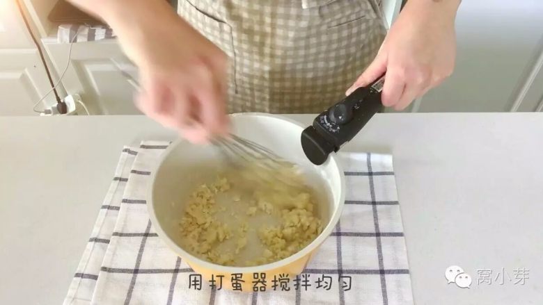 宝宝辅食:啊呜一口,入口即化的棉花蛋糕!,一、烫面蛋黄糊制作
4、至玉米油微沸状态(此时会出现一点点小纹路,而且快要开始冒烟,注意一定不能加热过度,过热等会一下子就把面粉直接烫焦了),马上离火,倒入面粉,用打蛋器快速搅拌均匀。