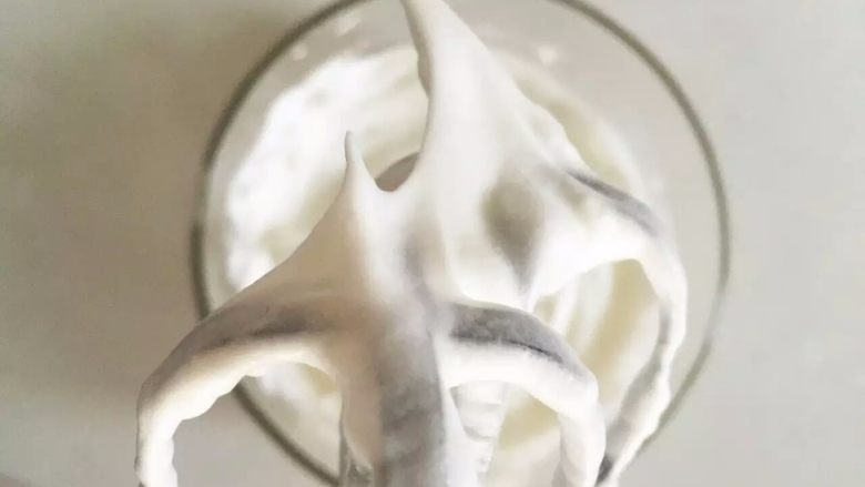 宝宝辅食:啊呜一口,入口即化的棉花蛋糕!,二、蛋白霜制作
4、一直打到蛋白霜光泽有亮度,组织细腻均匀。此时整个蛋白霜已经有较清晰的纹路,拉出打蛋头,是尖尖挺直的。
》蛋白霜除了打不起来,也很容易打发过度,打发过度的状态就是蛋白霜不光滑,变得比较粗糙结块,这样最后的成品组织会比较粗糙,易开裂,也会造成塌陷。个人多次操作经验,觉得打发过度会比没打发起来口感更松软更好一些。