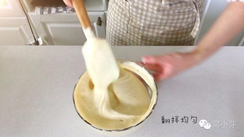 宝宝辅食:啊呜一口,入口即化的棉花蛋糕!,三、蛋黄糊和蛋白霜混合
3、最后把蛋黄糊盘中的面糊全部倒入剩下的蛋白霜盘中,完全翻拌及切拌均匀至光滑细腻无颗粒。
》用从下往上翻拌的手法,或竖直刮刀画Z字切拌的手法混合面糊,不要大力搅拌,避免消泡。翻拌手法看视频。