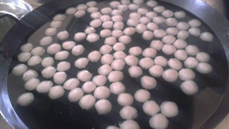 鲜美鱼丸,2把肉捞起用豆浆机把肉姜放进去打成茸,打好后用容器装好放盐(30) <a style='color:red;display:inline-block;' href='/shicai/ 717'>味精</a>(20) <a style='color:red;display:inline-block;' href='/shicai/ 59093'>鸡蛋清</a>开始拌拌均后放生粉再拌 拌好后 小锅里放大半锅水用小汤匙把拌好的肉茸一匙一匙的打到水上面 打完后开火煮把丸子煮熟后捞起