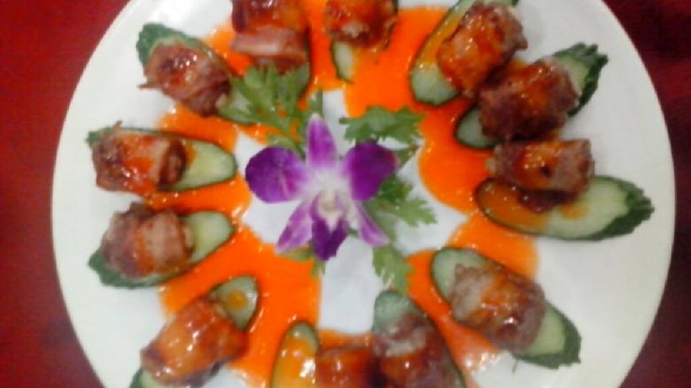 培根菌卷,<a style='color:red;display:inline-block;' href='/shicai/ 11621'>培根肉</a>把<a style='color:red;display:inline-block;' href='/shicai/ 234'>金针菇</a>卷起来，用牙签擦上，然后过油炸熟，用蚝油，番茄酱打汁，调好口蒙汁。