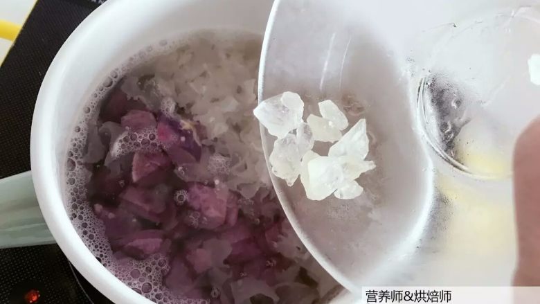 宝宝辅食：健康小甜品，咕噜咕噜，热乎乎喝一碗，超级满足！18M+,依次加入紫薯块、葡萄干和<a style='color:red;display:inline-block;' href='/shicai/ 866'>冰糖</a>。