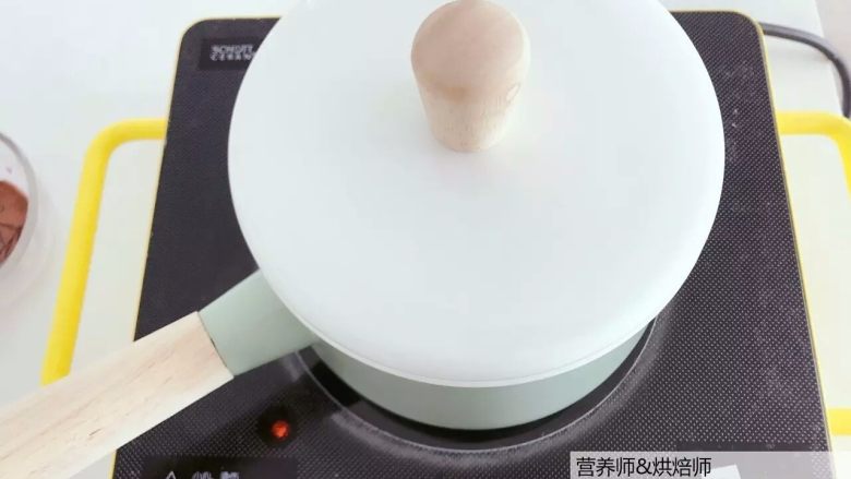 宝宝辅食:健康小甜品,咕噜咕噜,热乎乎喝一碗,超级满足!18M+,转中小火炖煮30-40分钟左右,一直煮到银耳出胶质,此时紫薯银耳羹已经变得很粘稠。
》关于银耳出胶质相关问题,在最后的小芽碎碎念中有谈及哈。