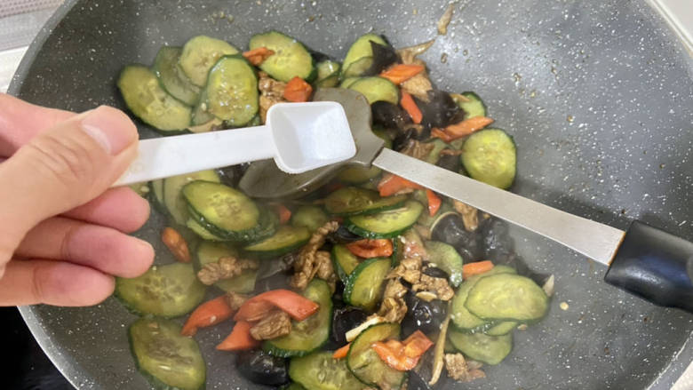 黄瓜炒肉片➕黄瓜木耳炒肉片,尝下咸淡,根据自己口味补充少许食盐,翻炒均匀即可出锅