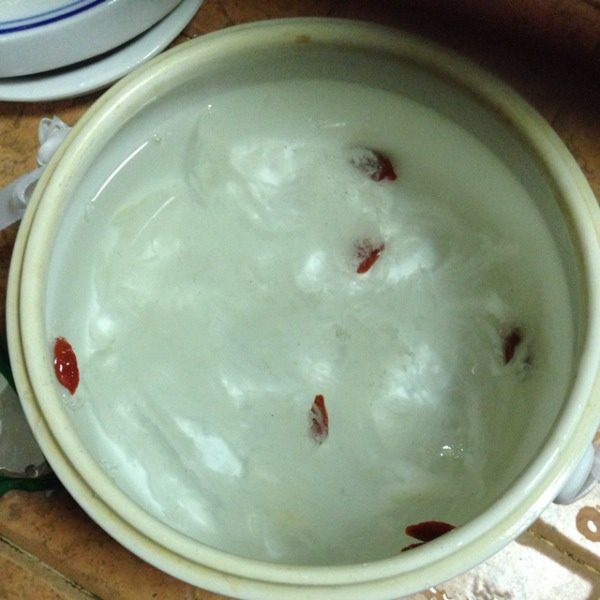 冰糖枸杞炖燕窩,另外要將鍋裡的水先燒開,然後將燕窩枸杞放入燉盅加冷水,水量看個人喜歡濃稠程度而放(喜歡稠一點的水就放少一點,喜歡稀一點的水就放多一點)