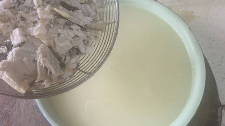 川味家常酸菜鱼,汤煮到牛奶一样白后,汤和残渣分离(鱼骨上的肉可以先偷吃掉)