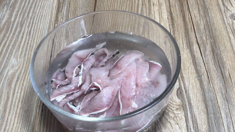 葱油鱼片,放入清水中浸泡10分钟,再洗净至水清澈,沥干水分