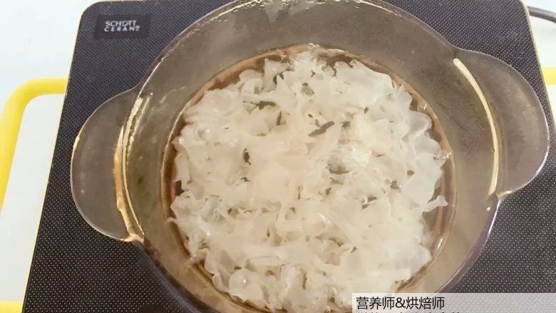 宝宝辅食：改良版老北京小吊梨汤,煮沸后中火炖15分钟左右。