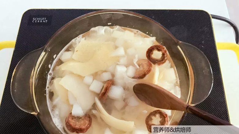 宝宝辅食：改良版老北京小吊梨汤,用勺子轻轻搅拌，然后继续中火炖煮15分钟，此时汤汁已变得有一点点浓稠。