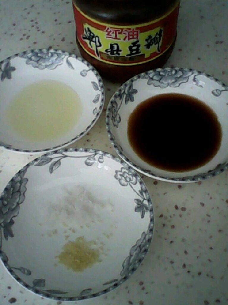 凉拌 水焯 大头菜,准备好材料,然后搅拌在一起备用。