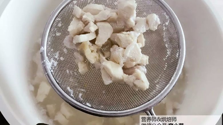 宝宝辅食:南瓜鸡肉豇豆焖饭,准备一锅水(水少一点,能淹没食材即可),煮沸后倒入鸡肉丁焯水3-5分钟,撇去浮沫,捞出鸡肉粒备用。
》如果宝宝嚼不动这么大块的鸡肉丁,可以再切小块点。
