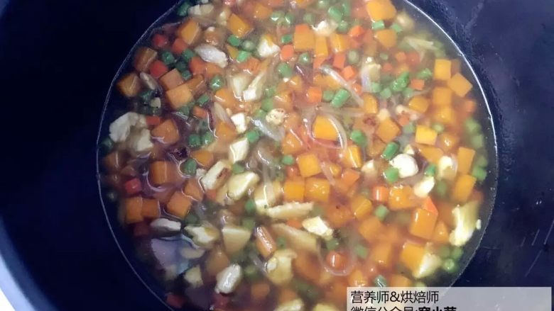 宝宝辅食:南瓜鸡肉豇豆焖饭,把浸泡好的大米放入电饭锅,倒入步骤7的所有食材和汤料,并且翻拌均匀,按下电饭锅煮饭模式就可以了。