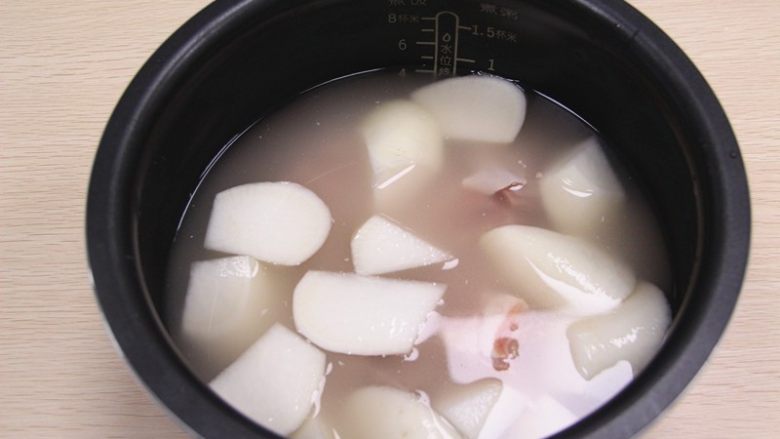 羊肉汤,腌制好的羊肉跟萝卜放入电饭煲中，加入清水（水可根据情况酌情添加，有枸杞也可加入适量枸杞）
