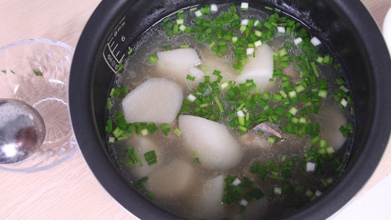 羊肉汤,煲好的羊肉汤记得放适量的食盐哦，喜欢香葱的亲们还可以跟我一起撒入葱花碎嘻嘻