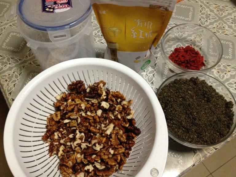 黑芝麻核桃膏,如图材料备齐，核桃打碎，<a style='color:red;display:inline-block;' href='/shicai/ 668'>黑芝麻</a>充粉，<a style='color:red;display:inline-block;' href='/shicai/ 673'>枸杞</a>适量，<a style='color:red;display:inline-block;' href='/shicai/ 882'>红糖</a>适量，姜适量切末，一个可封闭的容器。