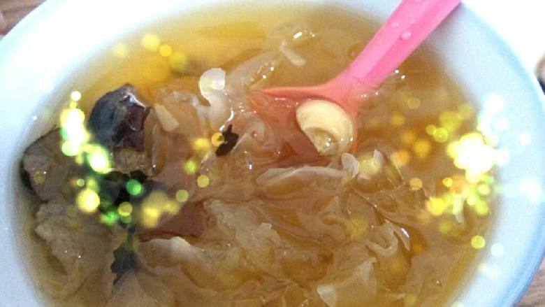 冰糖雪耳莲子羹,首先，把雪耳放进清水中泡发，洗去杂质，摘成小朵。<a style='color:red;display:inline-block;' href='/shicai/ 674'>莲子</a>去芯，同<a style='color:red;display:inline-block;' href='/shicai/ 36'>百合</a>一起泡开，<a style='color:red;display:inline-block;' href='/shicai/ 2470'>红枣</a><a style='color:red;display:inline-block;' href='/shicai/ 593'>桂圆</a>洗净掰开，方便入味。