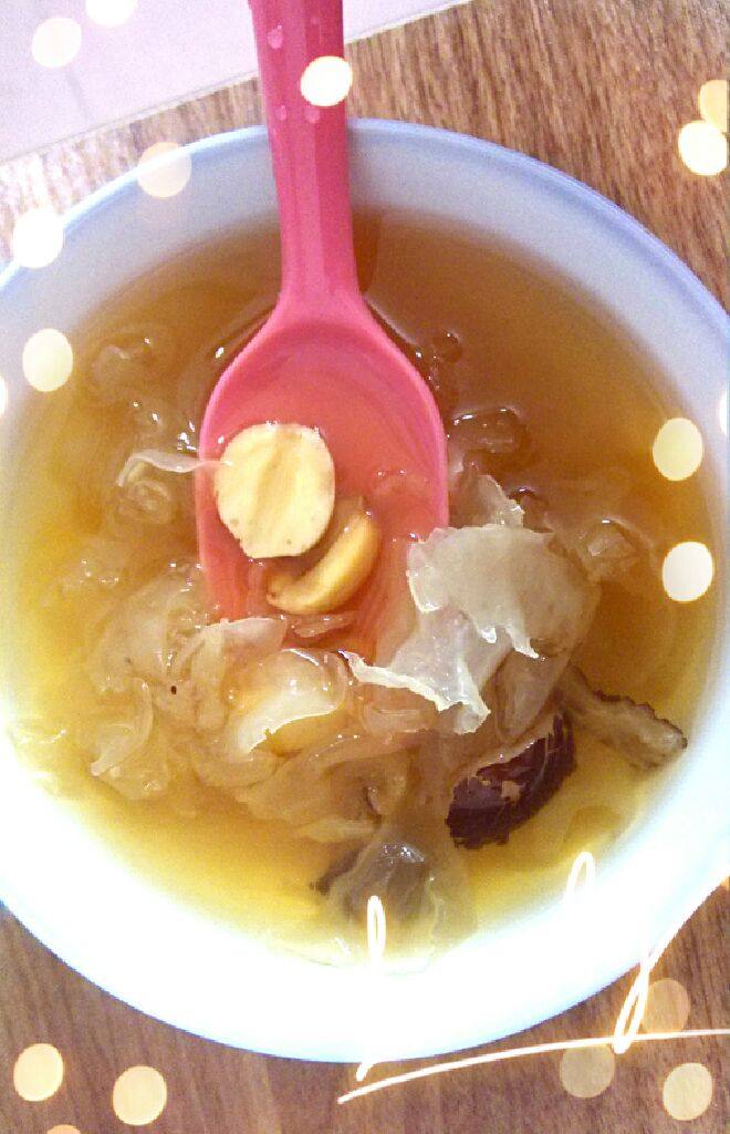 冰糖雪耳莲子羹,转入炖锅中，炖大约4个小时，加入<a style='color:red;display:inline-block;' href='/shicai/ 866'>冰糖</a>，煮融即可。雪耳口感细腻柔滑，是补血养颜的一道可口甜品。（可以根据自己所喜欢的口感调整熬制的时间）^_^