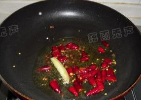 出水芙蓉虾仁,起油锅，放入红椒段和<a style='color:red;display:inline-block;' href='/shicai/ 700'>花椒</a>爆香