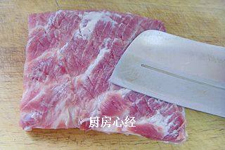 铁锅烤肉,用刀尖在肉的二面用力戳,以便于入味