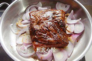 铁锅烤肉,烤肉的火候一定控制在中小火,锅中可放葱头垫底,也可不放。一般的话烤20分钟,中间要翻一次面,烤肉时一定要盖盖子