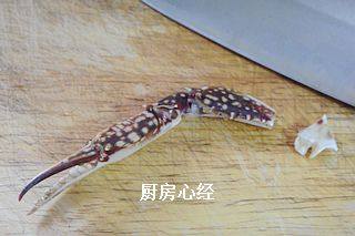 铁锅烧烤螃蟹爪,切掉关节,再用刀把爪子拍松,拍碎一点