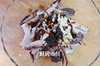 铁锅烧烤螃蟹爪,根据自已的口味加入辣酱80克，<a style='color:red;display:inline-block;' href='/shicai/ 721'>蚝油</a>30克；<a style='color:red;display:inline-block;' href='/shicai/ 10653'>鲍鱼汁</a>10克；蒜粒30克；<a style='color:red;display:inline-block;' href='/shicai/ 9613'>辣椒面</a>10克；<a style='color:red;display:inline-block;' href='/shicai/ 10404'>花椒面</a>10克抓匀腌制半小时