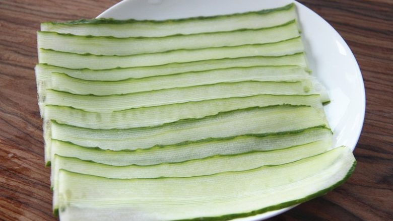 青瓜金针菇卷,刨好的青瓜片