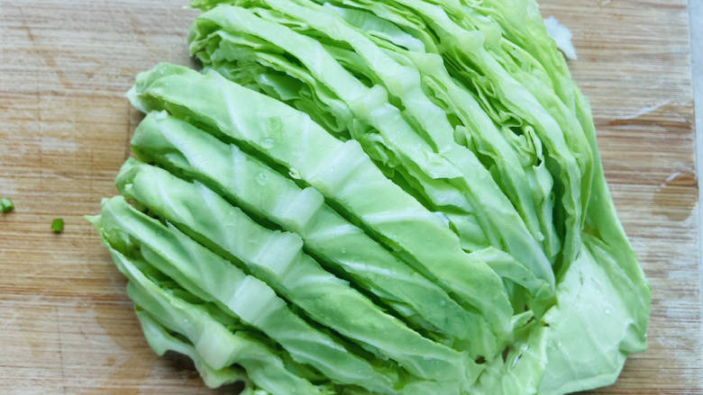 包菜粉丝炒鸡蛋,<a style='color:red;display:inline-block;' href='/shicai/ 3511'>包菜</a>清洗干净控干水分,切好备用