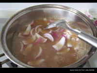 猪排盖饭,切好的洋葱条,加适量高汤,2大勺<a style='color:red;display:inline-block;' href='/shicai/ 788'>生抽</a>小火慢煮。