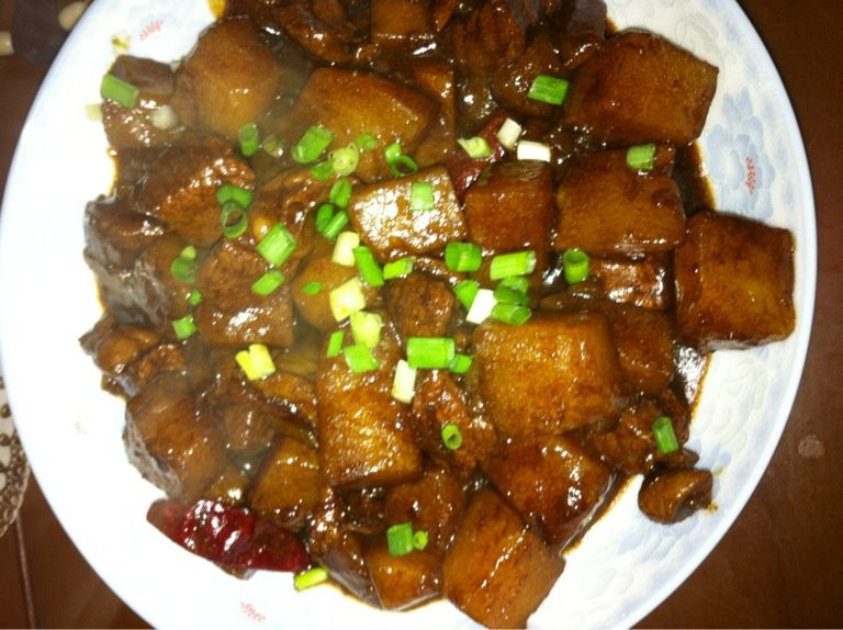 土豆烧五花肉,然后起锅,撒上葱花即可