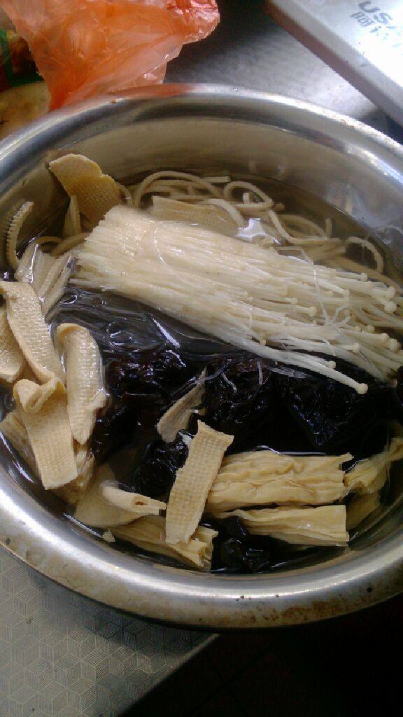 周君记版麻辣香锅,把需要泡的菜提前泡好。