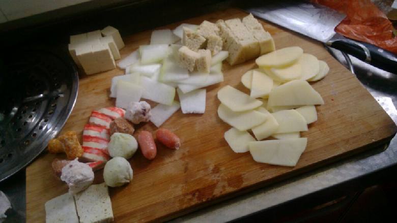 周君记版麻辣香锅,其他所有要用的菜清洗干净,切好,待用。