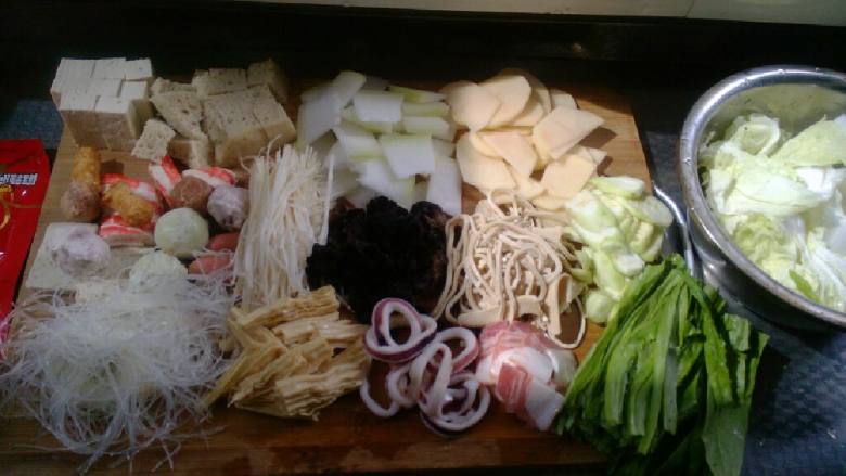 周君记版麻辣香锅,烧一些热水,先把所有菜都烫一下。