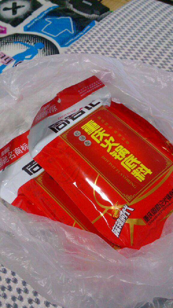 周君记版麻辣香锅,在炒菜锅里放入少量的油（这个火锅底料油量不少）烧热，放入<a style='color:red;display:inline-block;' href='/shicai/ 3250'>葱</a><a style='color:red;display:inline-block;' href='/shicai/ 37'>姜</a>蒜和<a style='color:red;display:inline-block;' href='/shicai/ 700'>花椒</a>煸炒一下。香味出来后放入周君记红汤火锅底料。使其融化。