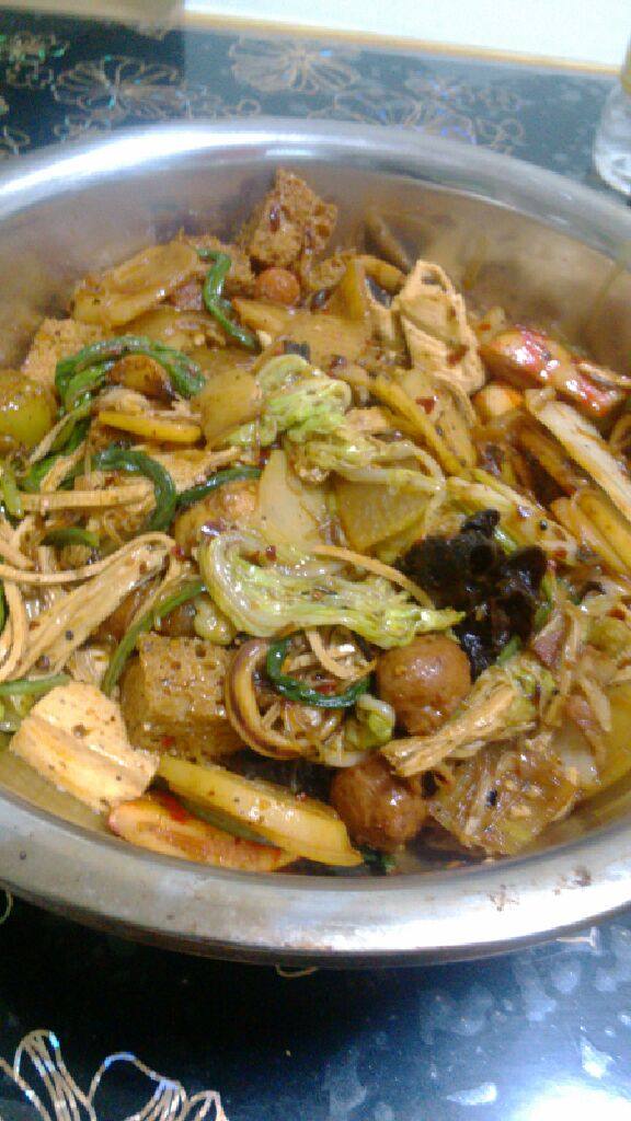 周君记版麻辣香锅,最后依个人口味调味。出锅即可。