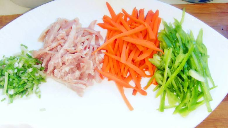 芝士培根鸡蛋脆饼,材料切丝备用