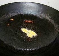 笋干红烧肉,在锅内加入一点点油,放入姜片爆香