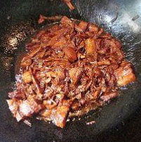 笋干红烧肉,等下班回家,把焖好的五花肉取出,重新倒加锅里,大火收汁,试一下味道,再调入一点点的盐,加入一点的淀粉水,收浓汁即可。
