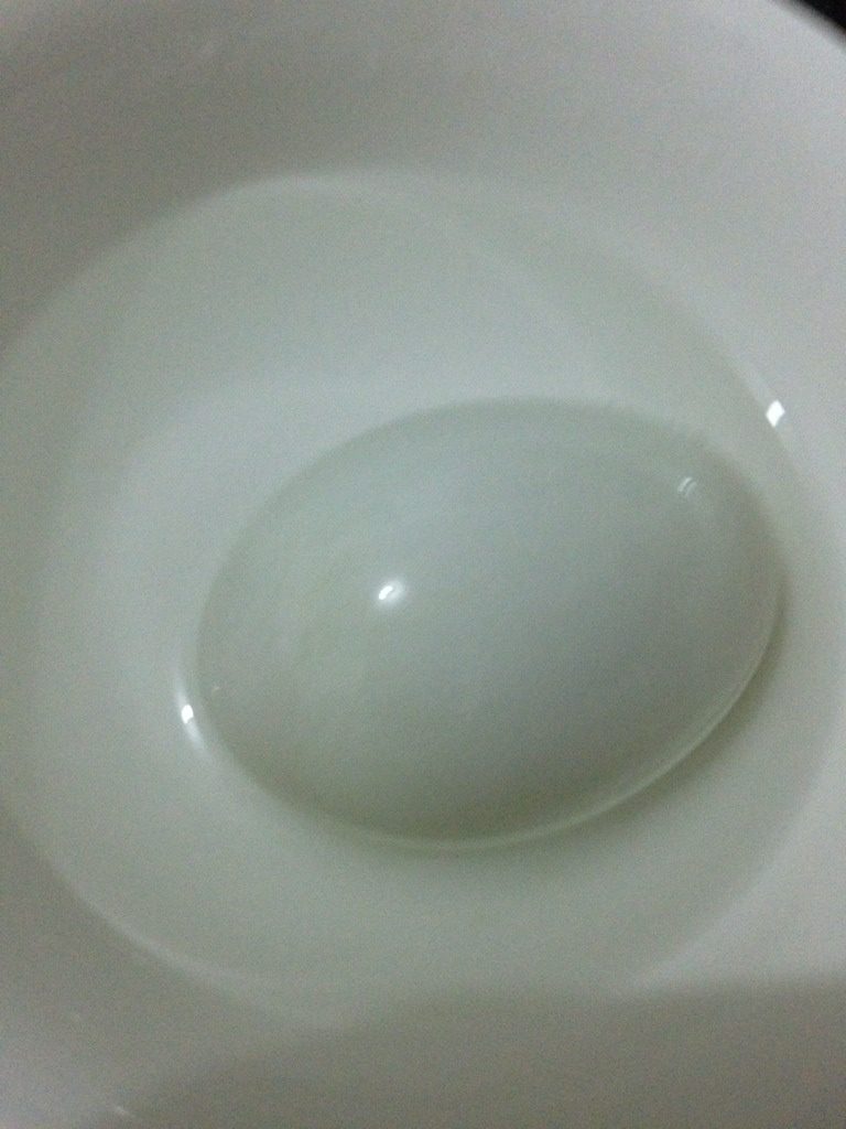 白酒腌咸蛋,准备半碗白酒，将鸭蛋在白酒里滚几次