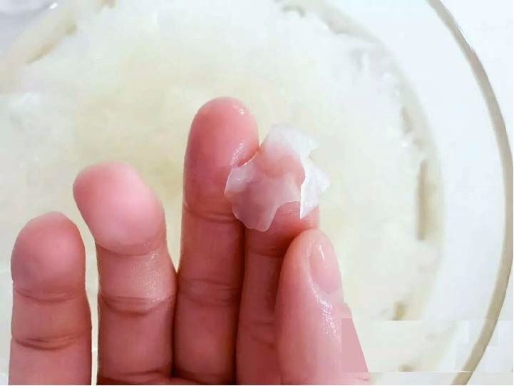 宝宝辅食:南瓜银耳羹,把泡发好的银耳用手撕碎,这样较容煮出胶质。
》把银耳蒂丢掉不要用哈。