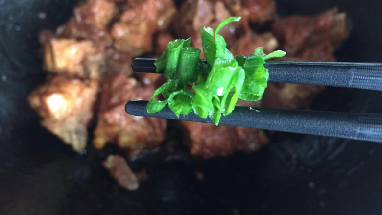 照烧排骨,待到收汤汁,撒上葱花