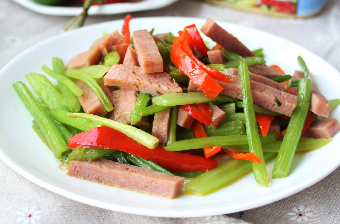 西芹炒午餐肉