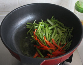 西芹炒午餐肉,倒入芹菜丝，辣椒丝爆炒