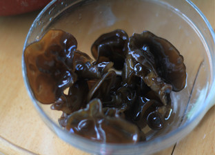 葱香木耳 ,<a style='color:red;display:inline-block;' href='/shicai/ 233'>木耳</a>泡发备用