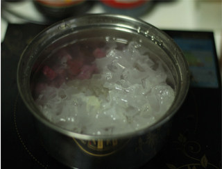 紫薯银耳羹,银耳去根，撕成小朵，和紫薯，<a style='color:red;display:inline-block;' href='/shicai/ 866'>冰糖</a>一起下锅，加足量清水，小火炖至汤汁粘稠即可。